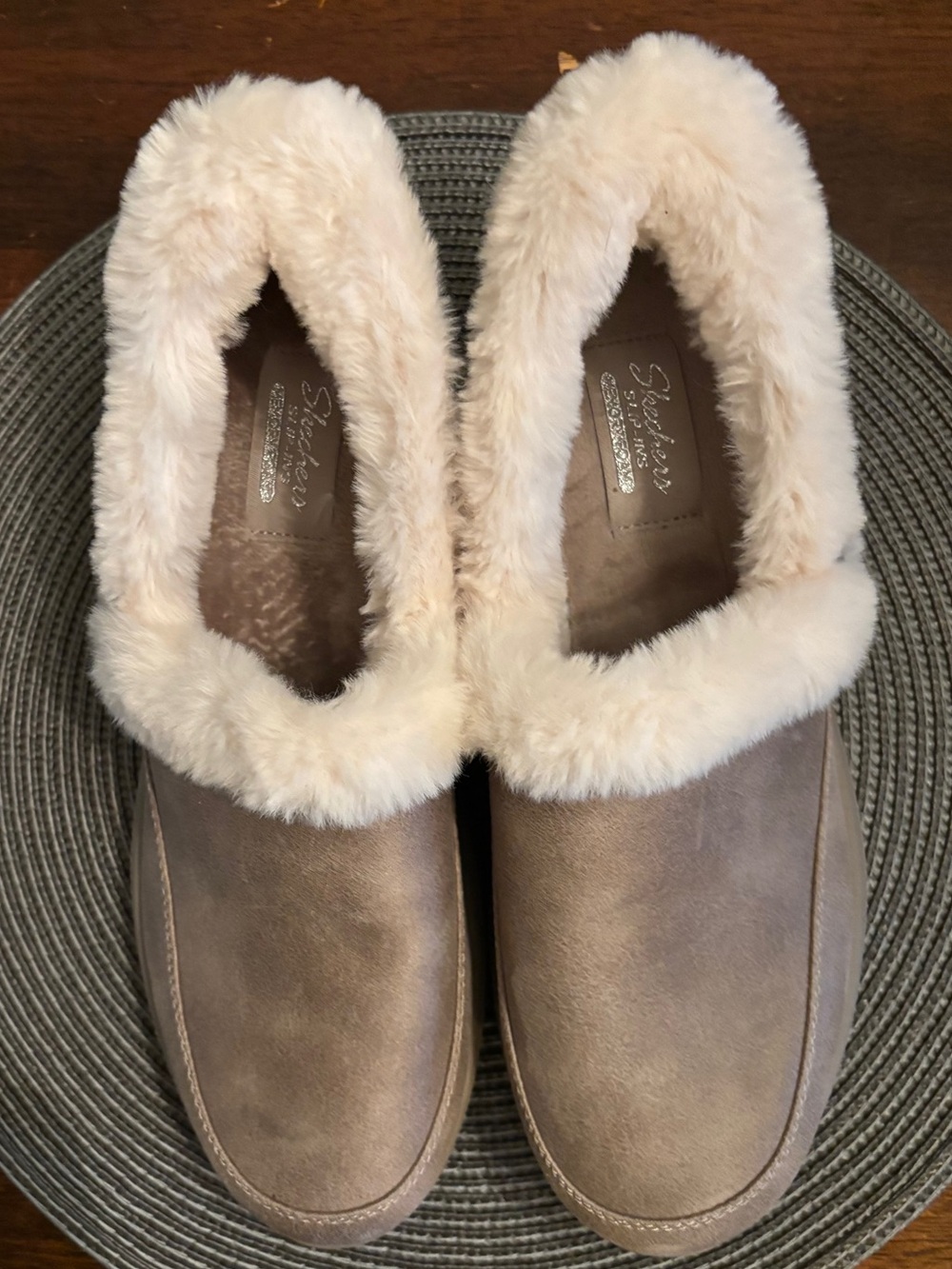 Skechers Hands Free Slip-ins Cozy Escape Slippers Taupe 9.5 NWOT - Picture 3 of 11